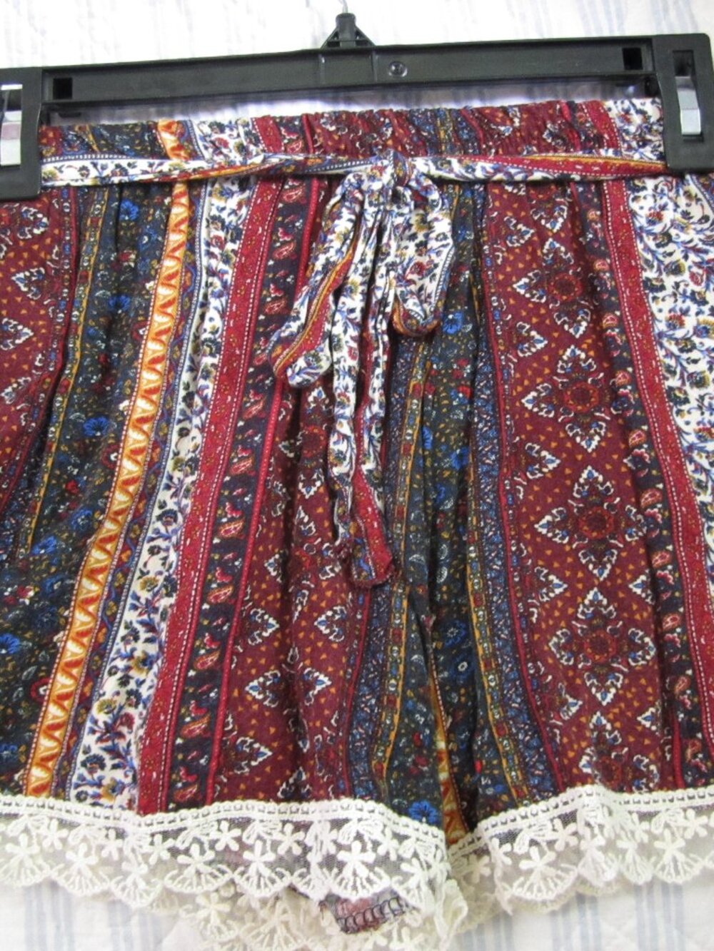 Bohemian Floral Border Lace Hem Women's Shorts - Burgundy